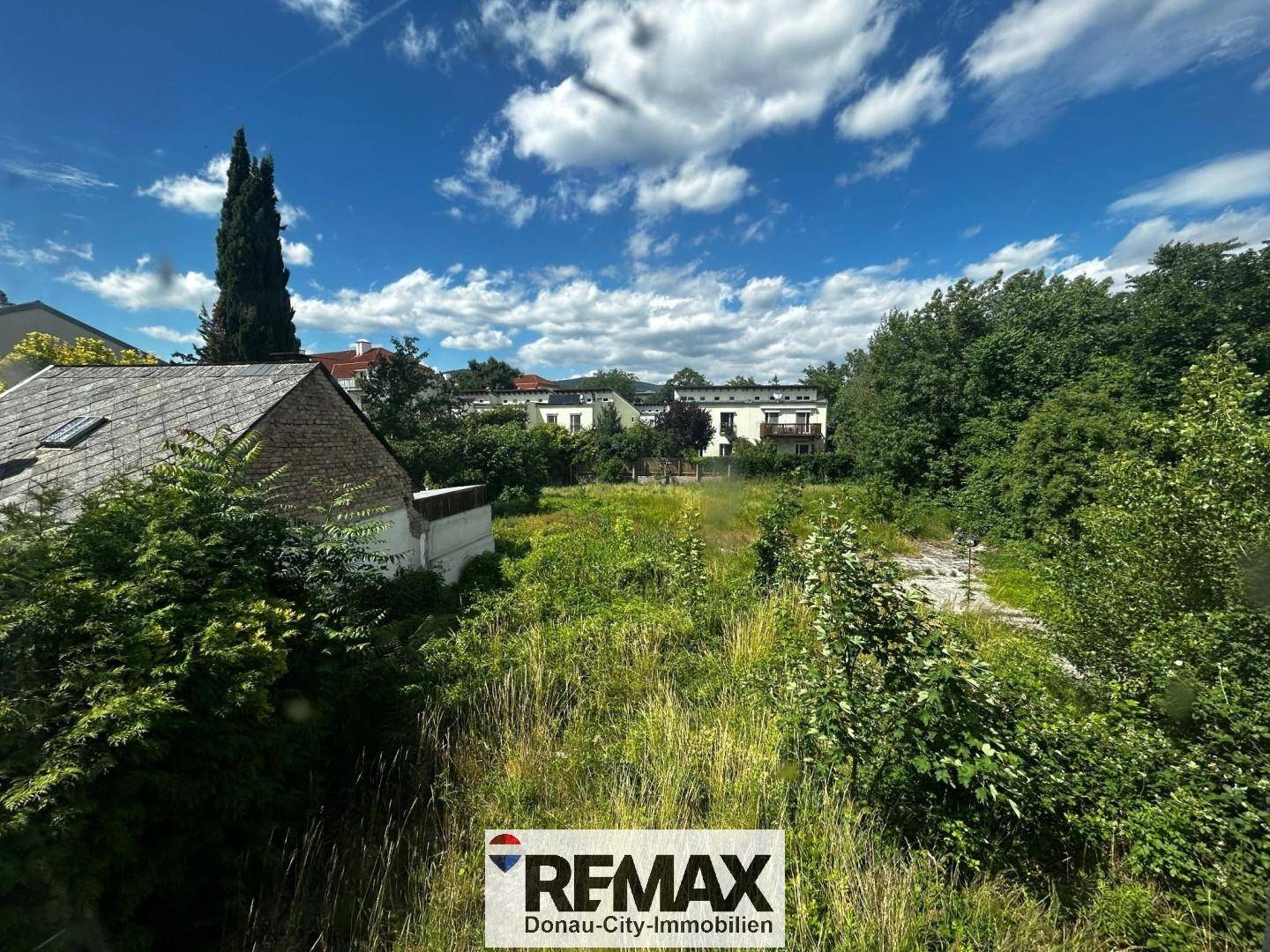 Building plot with development potential in quiet flag lot