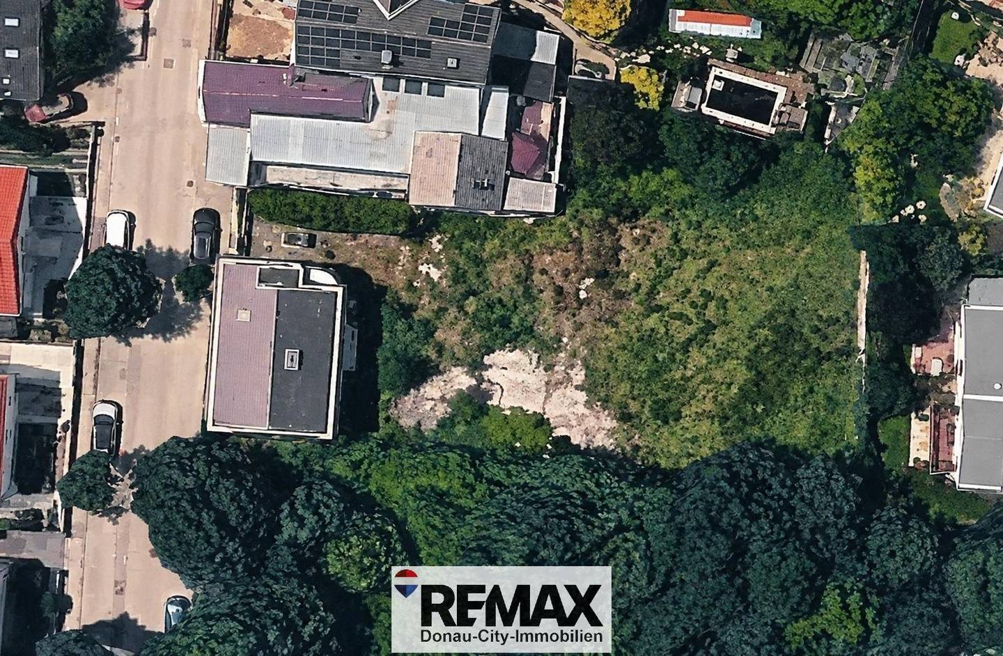 Building plot with development potential in quiet flag lot