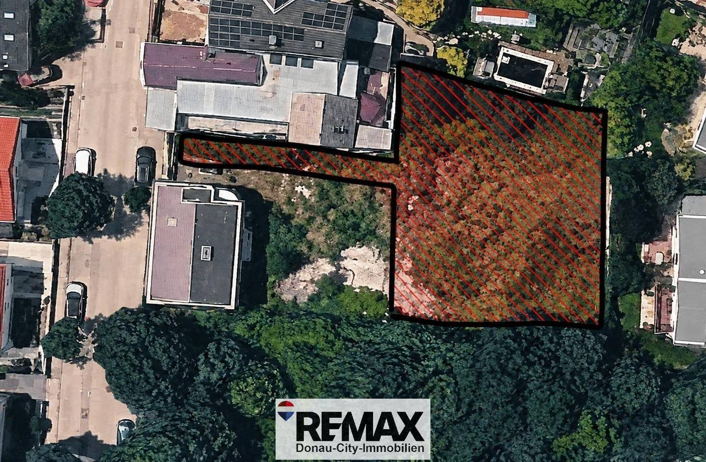 Building plot with development potential in quiet flag lot
