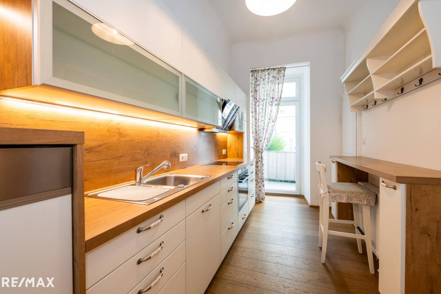 Großzügige Altbauwohnung mit Balkon und Keller in zentraler Lage
