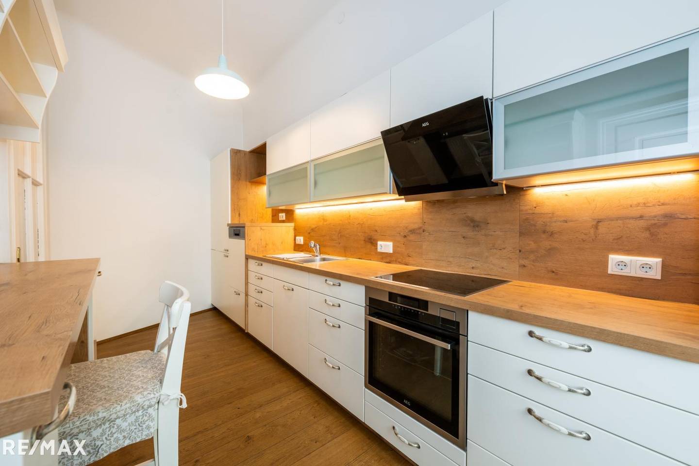 Großzügige Altbauwohnung mit Balkon und Keller in zentraler Lage