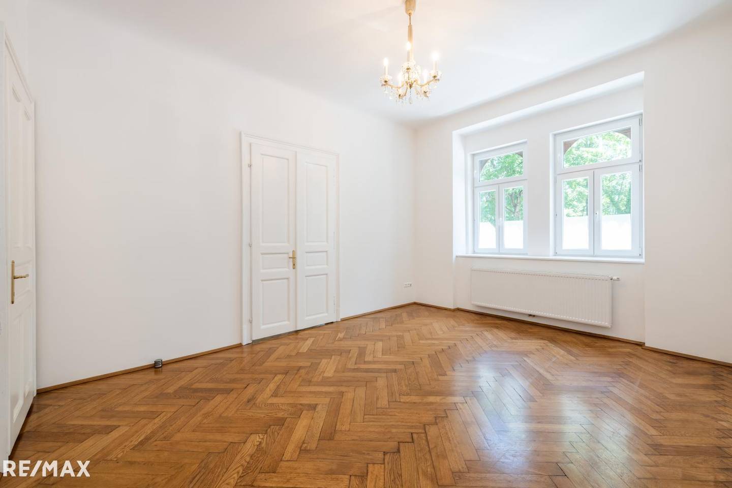 Großzügige Altbauwohnung mit Balkon und Keller in zentraler Lage