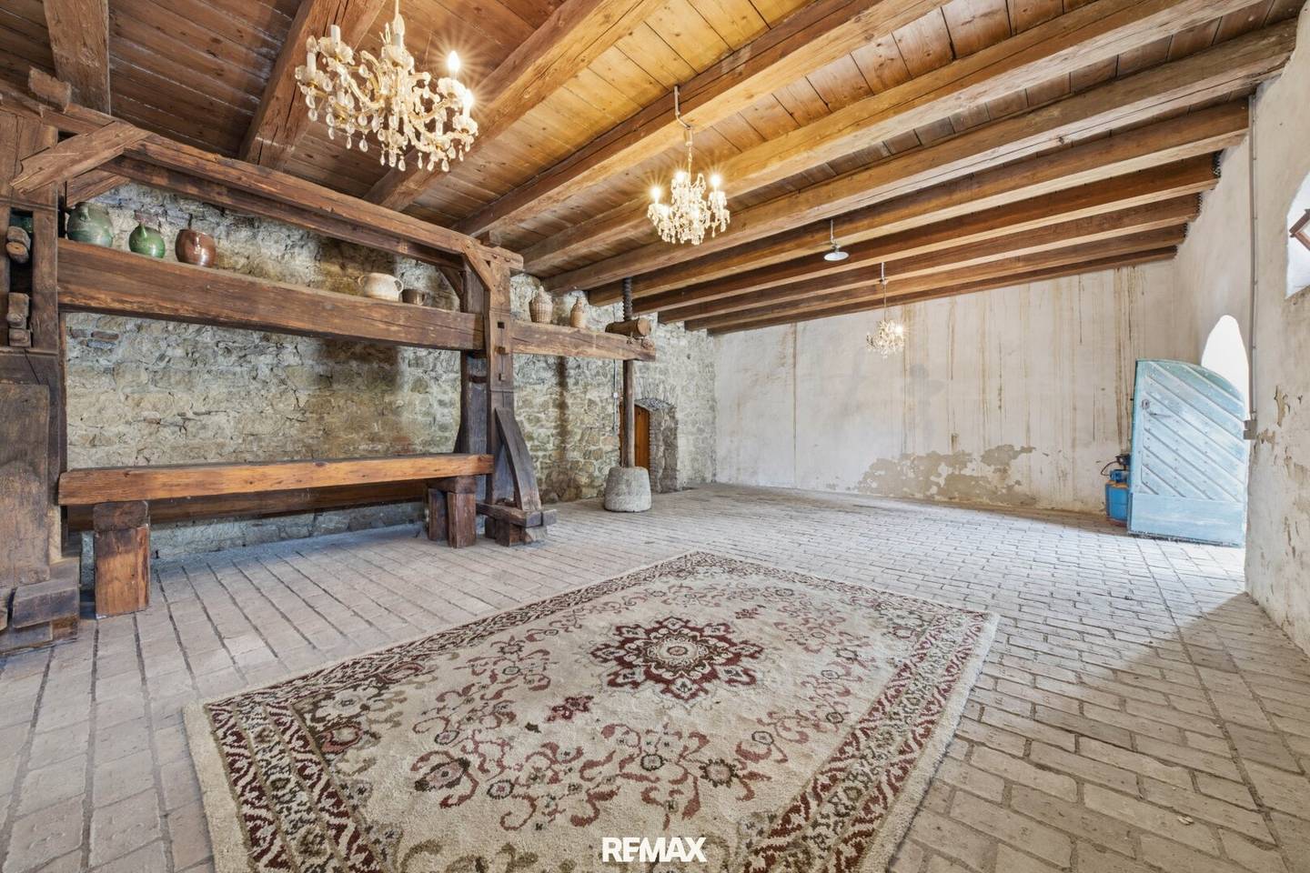 Großzügiges Presshaus mit historischer Kellerröhre in zentraler Lage