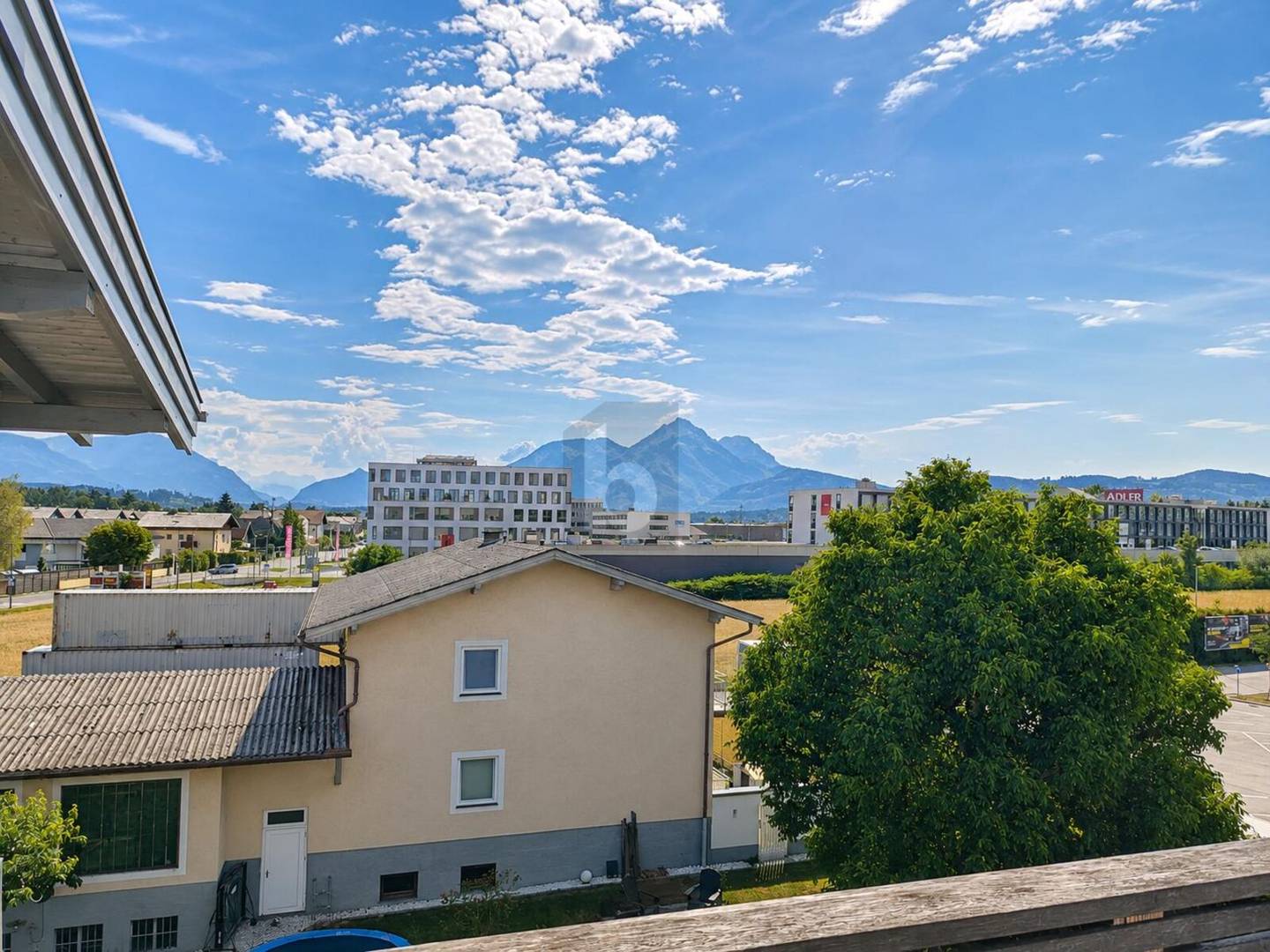Dachgeschosswohnung mit Untersbergblick und Balkon