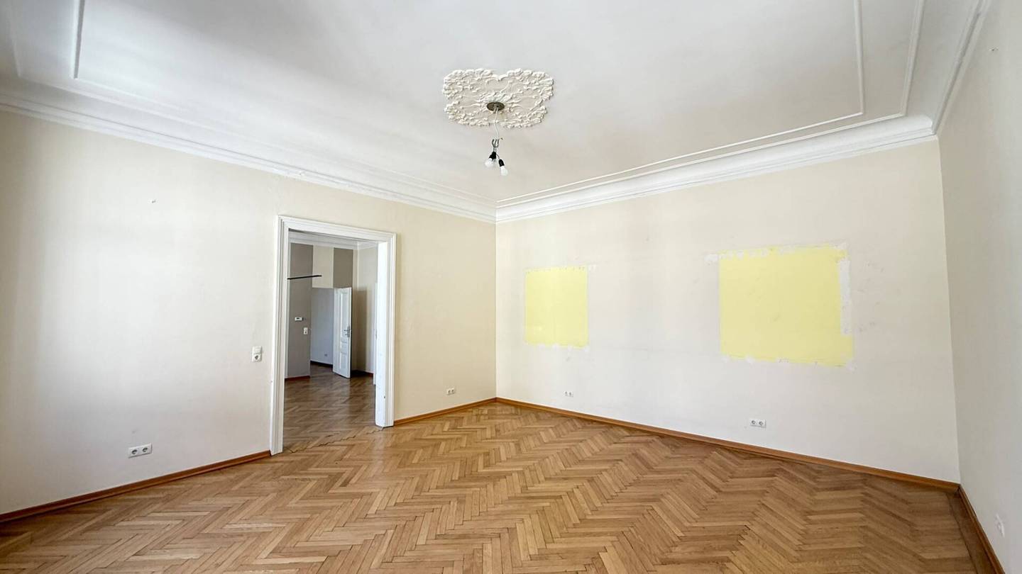 Office with high ceilings at Julius Tandler Platz