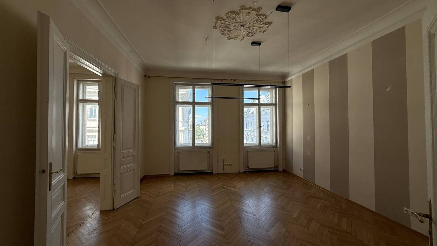 Office with high ceilings at Julius Tandler Platz