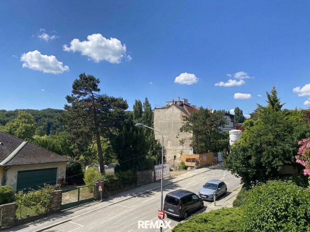 Apartment with panoramic view and garden access in a quiet green setting