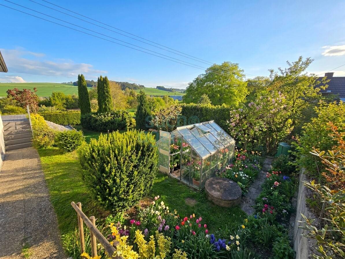 Renovierter Bungalow mit Panoramablick und großem Garten