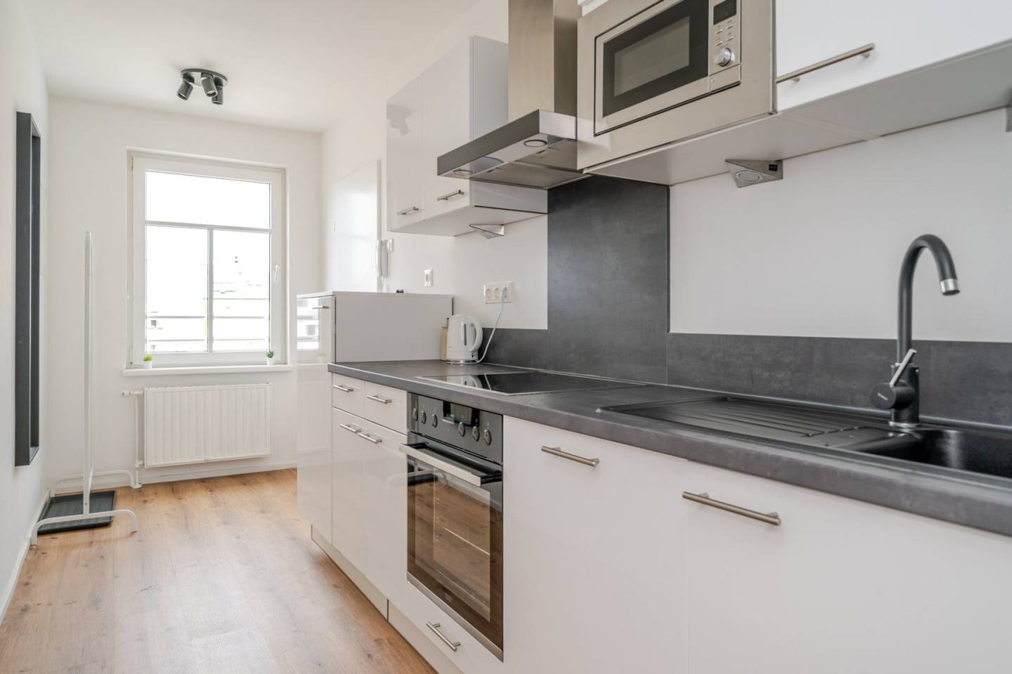 Möblierte 2 Zimmer Wohnung mit Lift und Einbauküche
