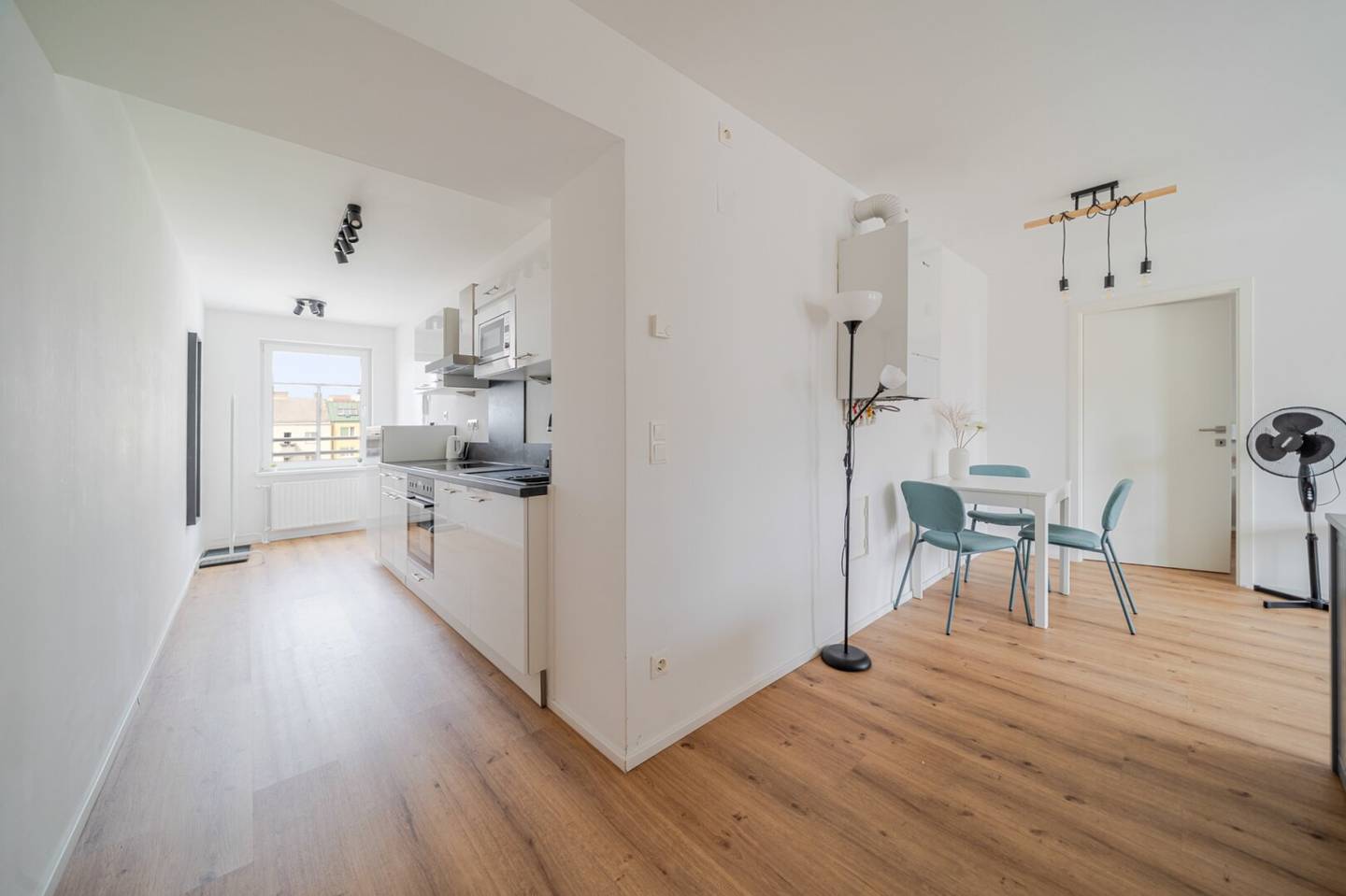 Möblierte 2 Zimmer Wohnung mit Lift und Einbauküche