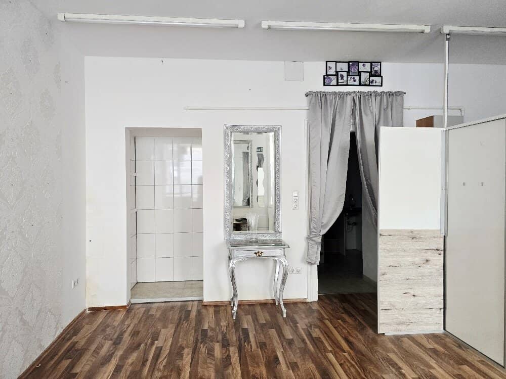 Bright retail space with tea kitchen in the 9th district