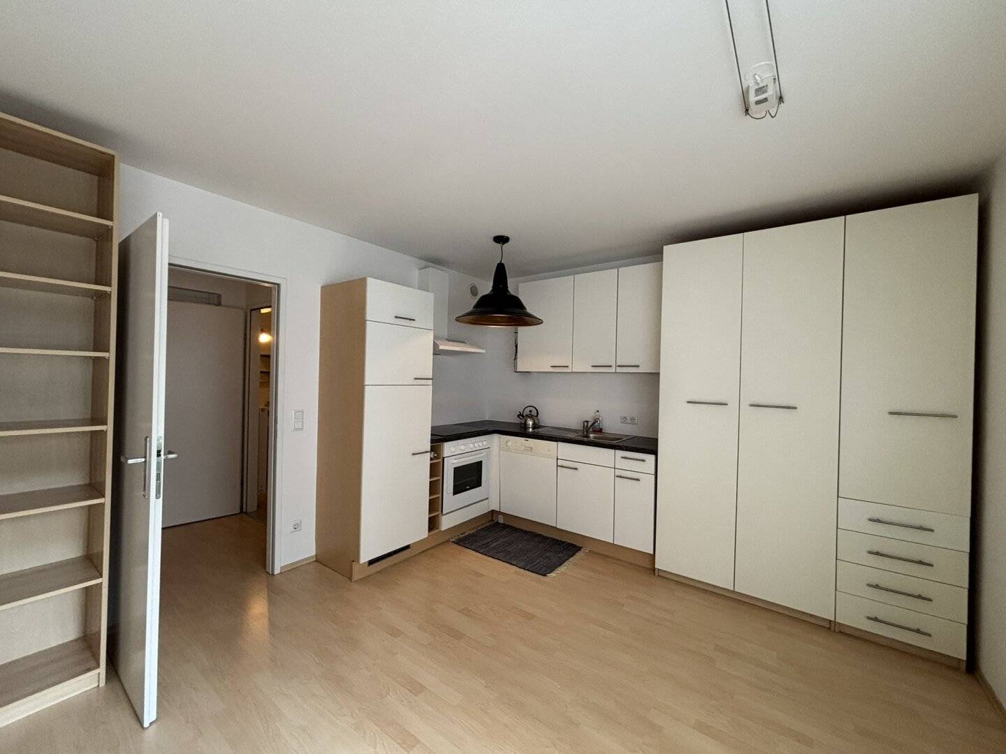 Bright apartment with parquet and fitted kitchen
