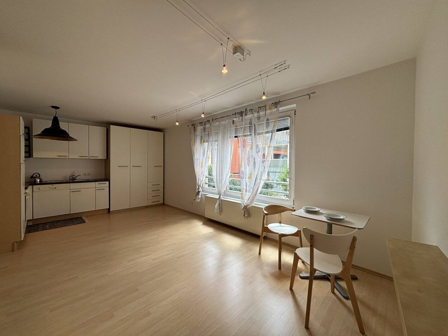 Bright apartment with parquet and fitted kitchen