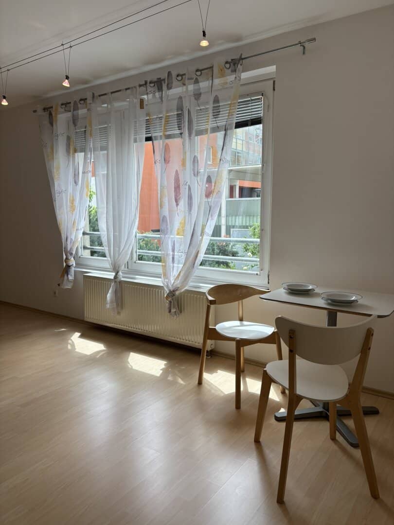 Bright apartment with parquet and fitted kitchen