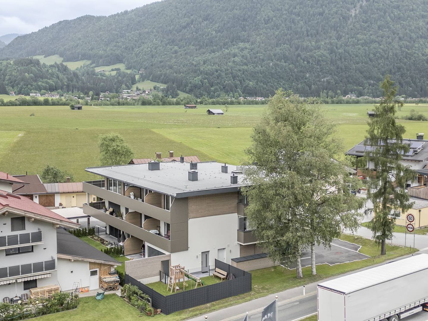 Moderne Wohnung mit Balkon und Bergblick