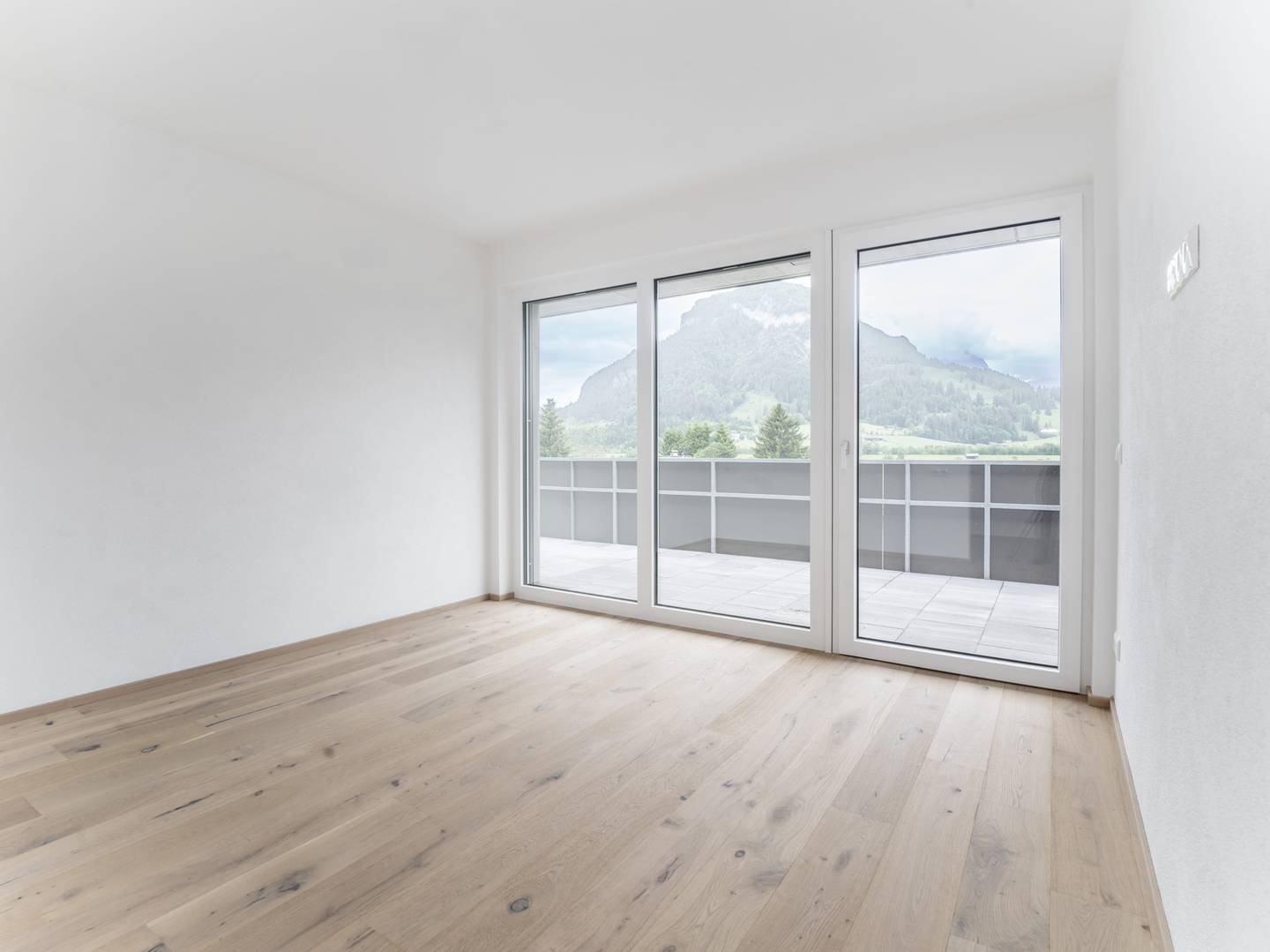 Moderne Wohnung mit Balkon und Bergblick
