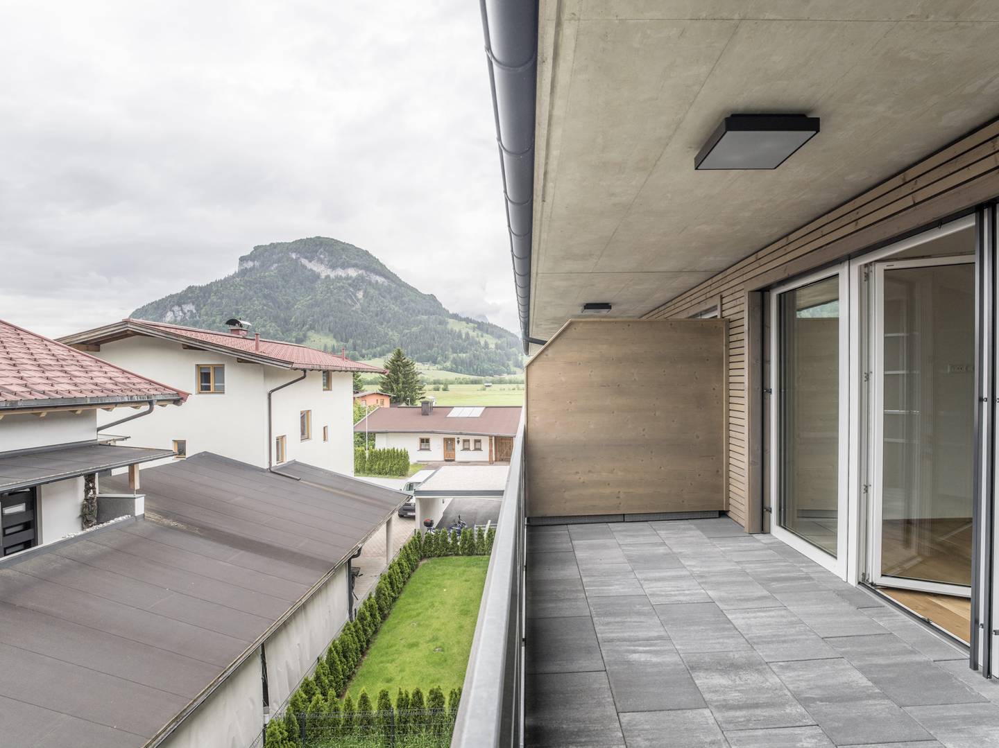 Moderne Wohnung mit Balkon und Bergblick