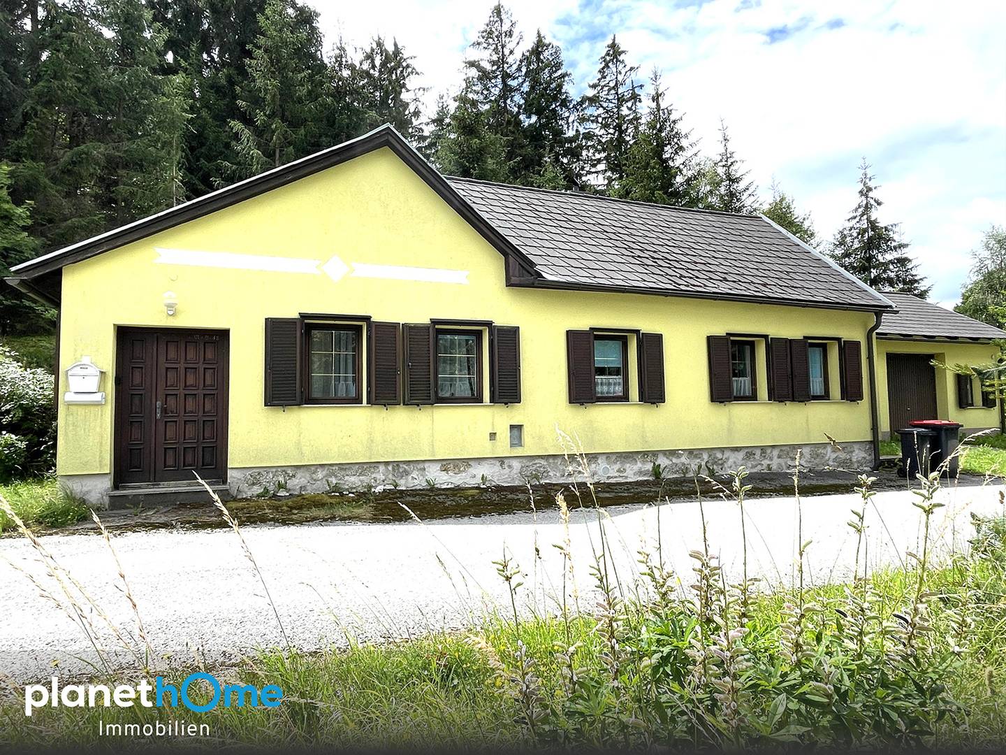 Gepflegtes Haus mit großem Grundstück und Garage