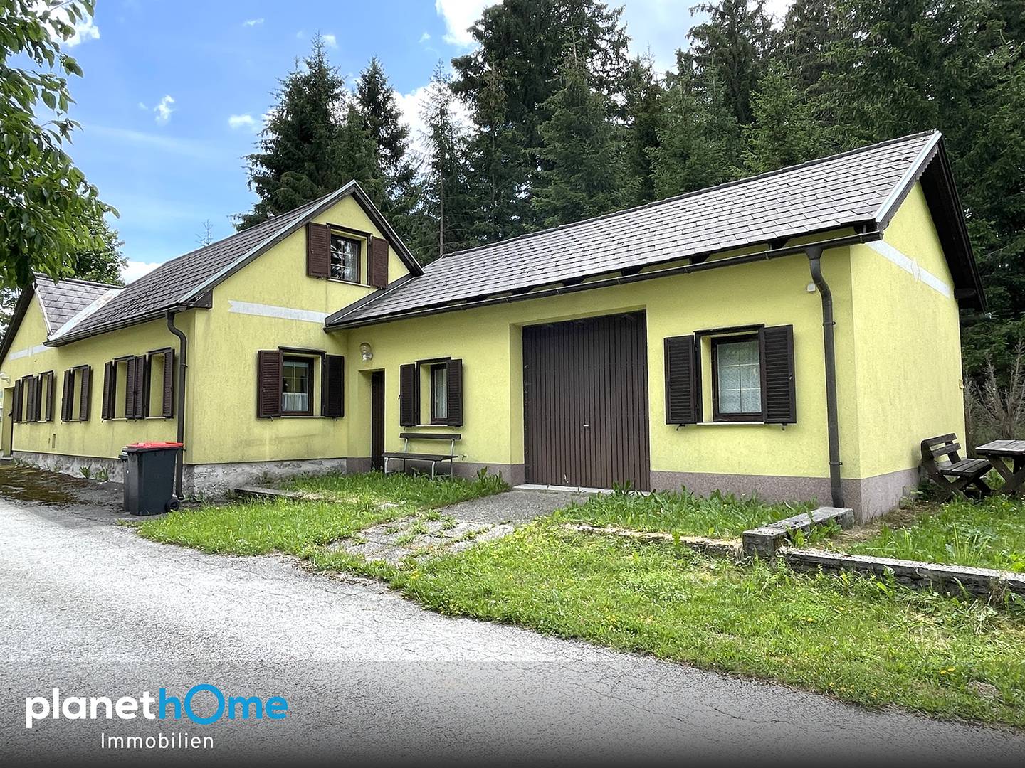 Gepflegtes Haus mit großem Grundstück und Garage