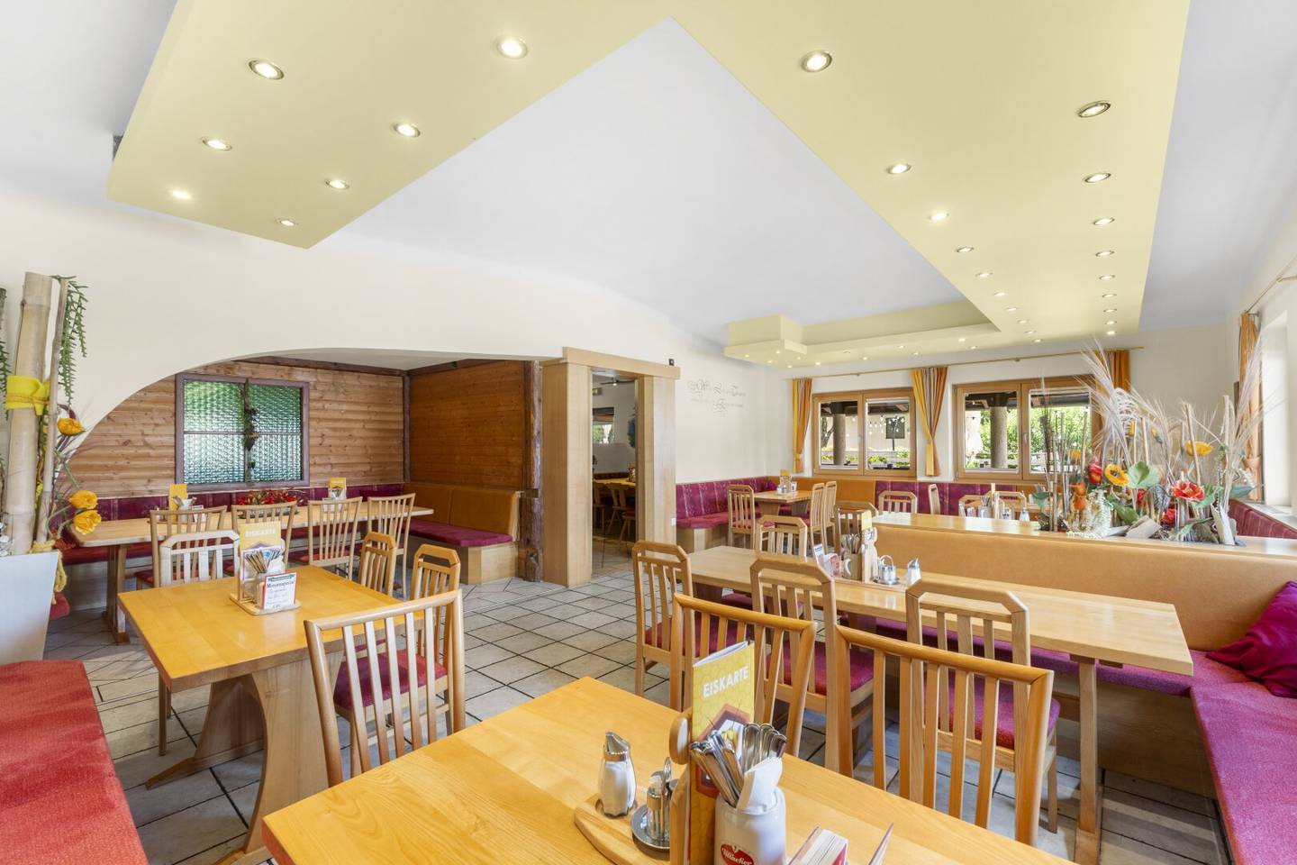 Traditional restaurant with large parking area and terrace