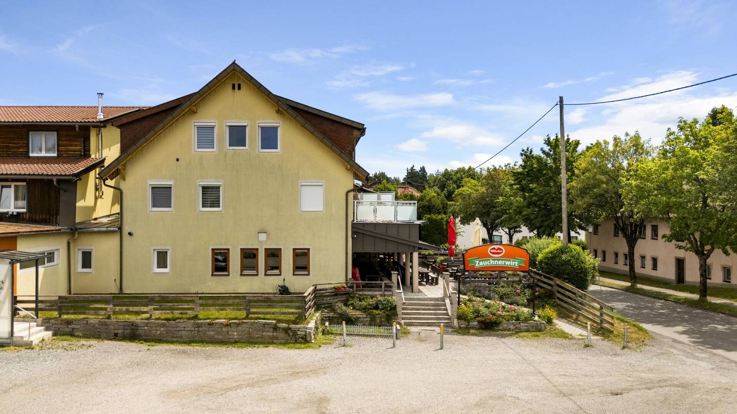 Traditional restaurant with large parking area and terrace