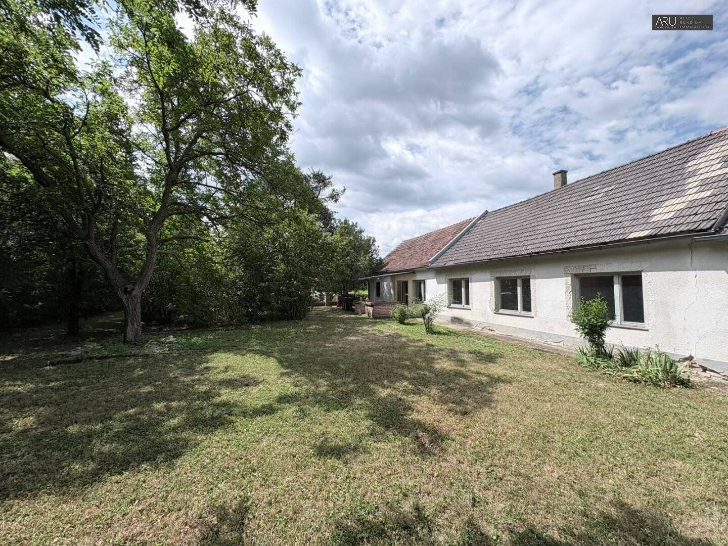 Einfamilienhaus mit großem Grundstück und Grünblick