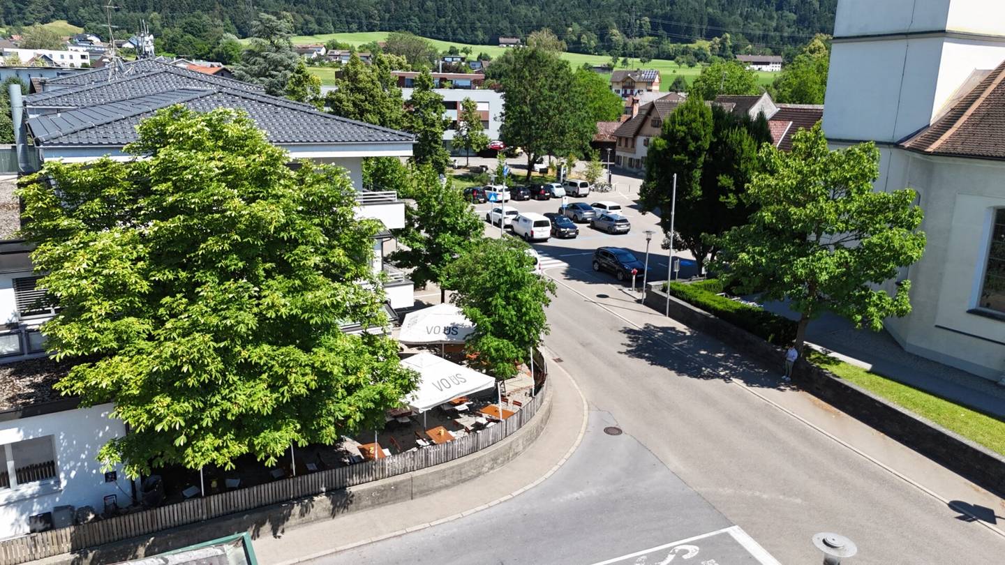 Inn with spacious terrace and event hall in prime central location