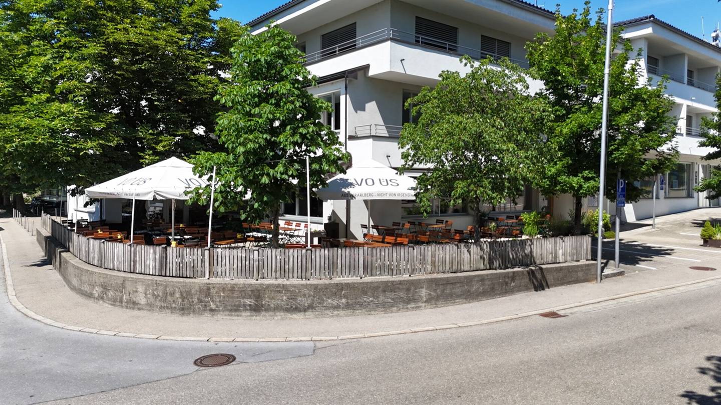 Inn with spacious terrace and event hall in prime central location