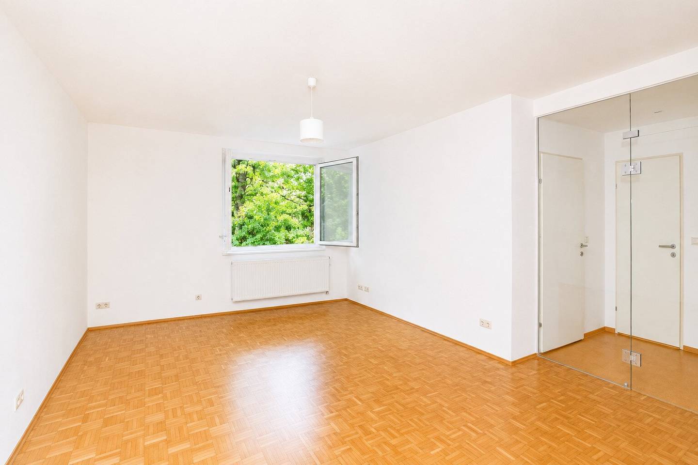 Ground floor apartment with view of greenery and fitted kitchen