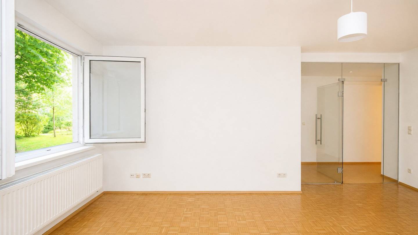 Ground floor apartment with view of greenery and fitted kitchen