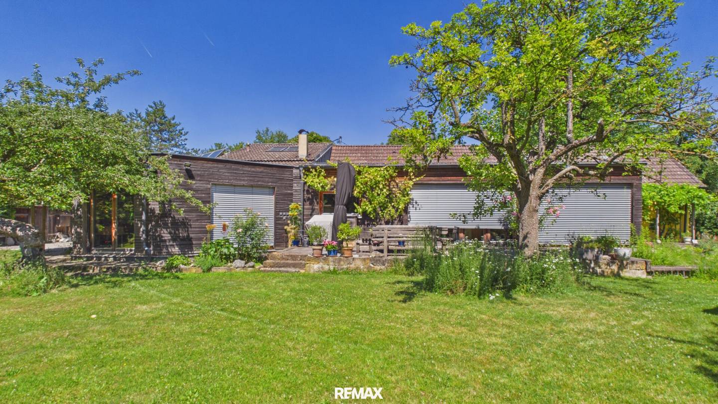Modernized single family house on 2,026 m² plot in absolute quiet location
