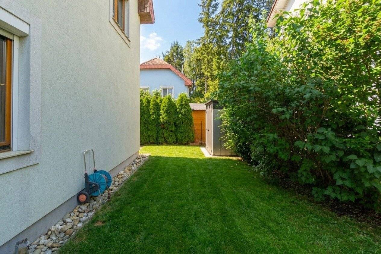 Gepflegte Doppelhaushälfte mit Garten und Garage