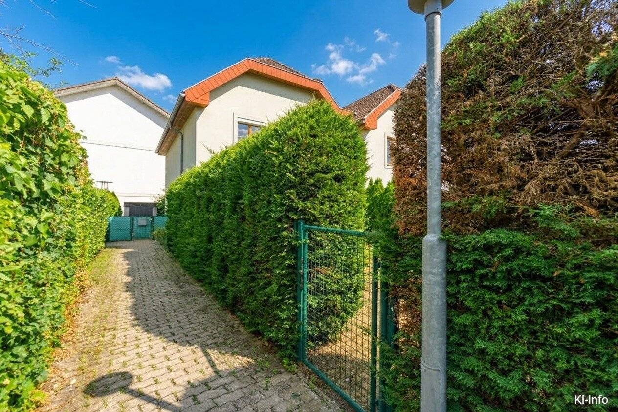 Gepflegte Doppelhaushälfte mit Garten und Garage