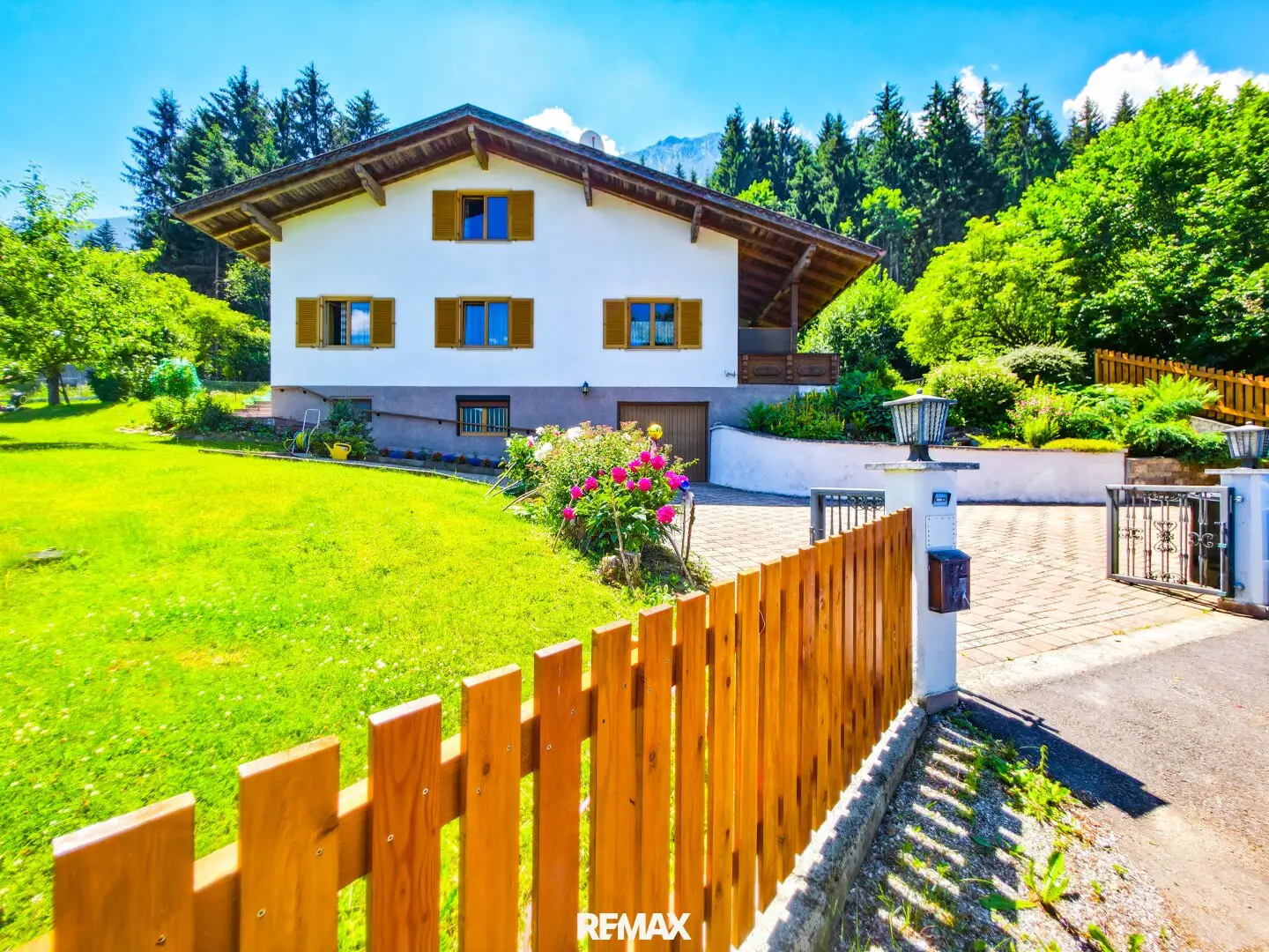 Family home with garden and garage on Pollingberg