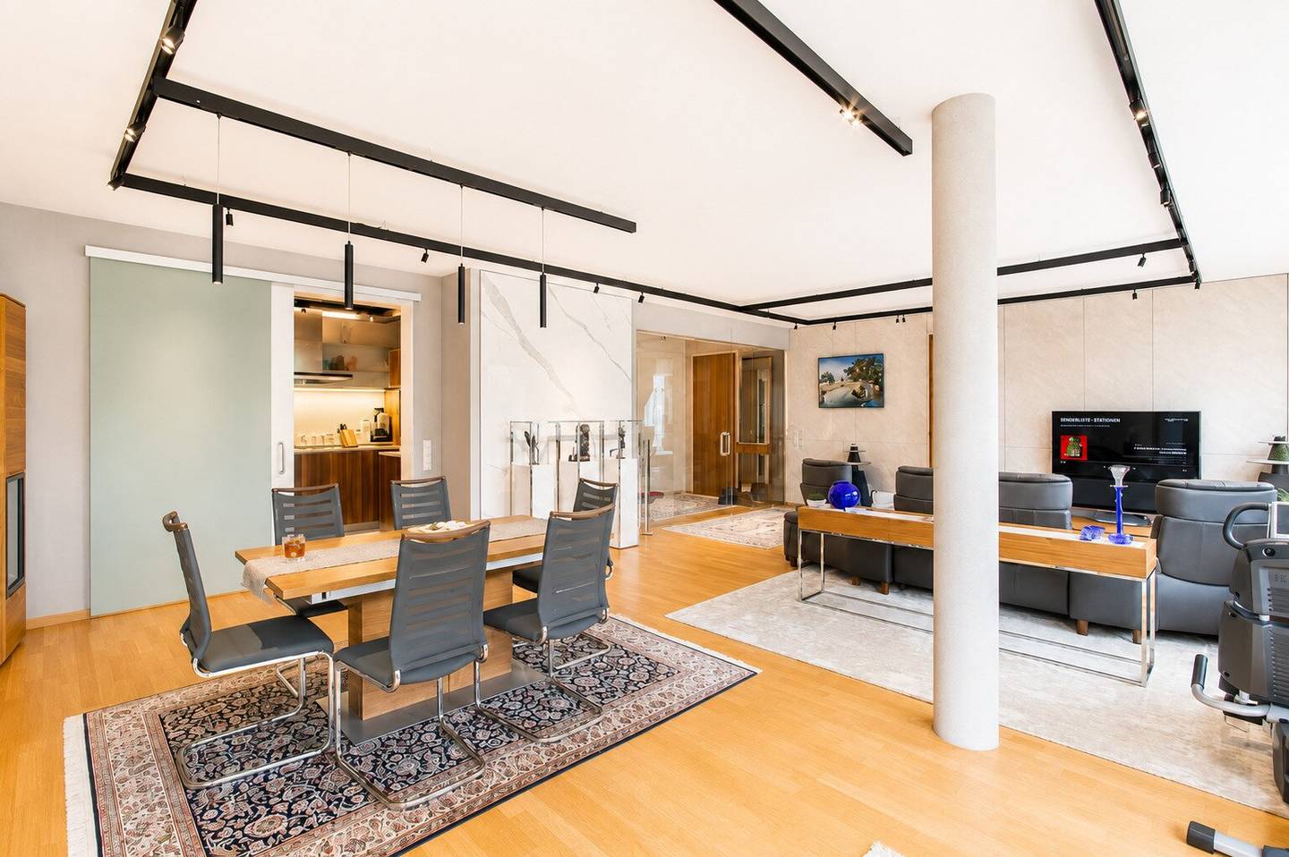 Helle Wohnung mit Balkon und Terrasse in ruhiger Lage