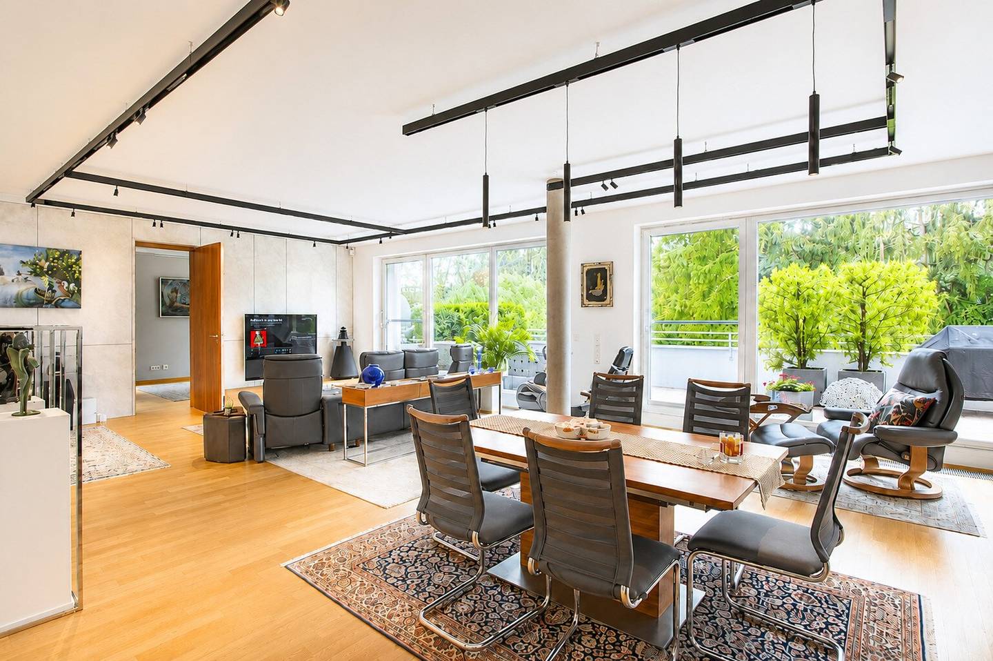 Helle Wohnung mit Balkon und Terrasse in ruhiger Lage