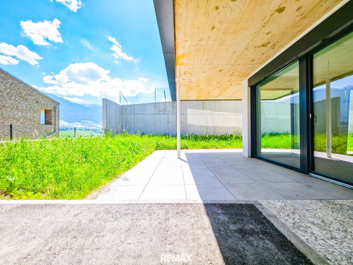New build apartment with large garden and terrace in a quiet location