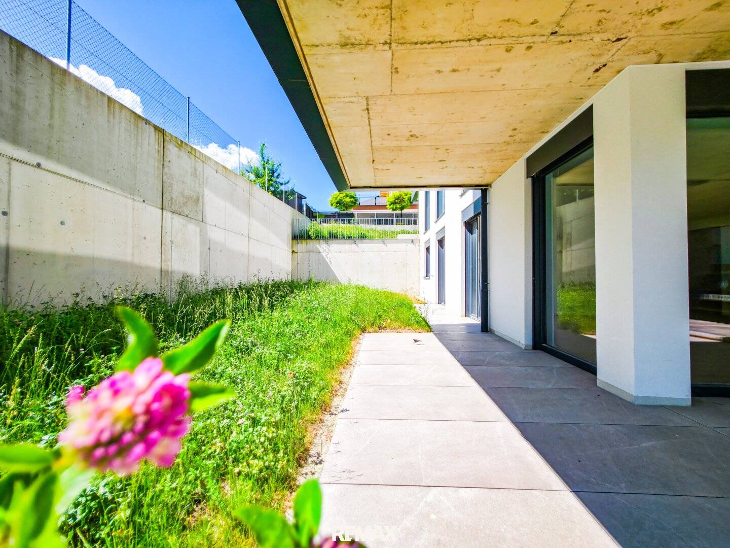 New build apartment with large garden and terrace in a quiet location