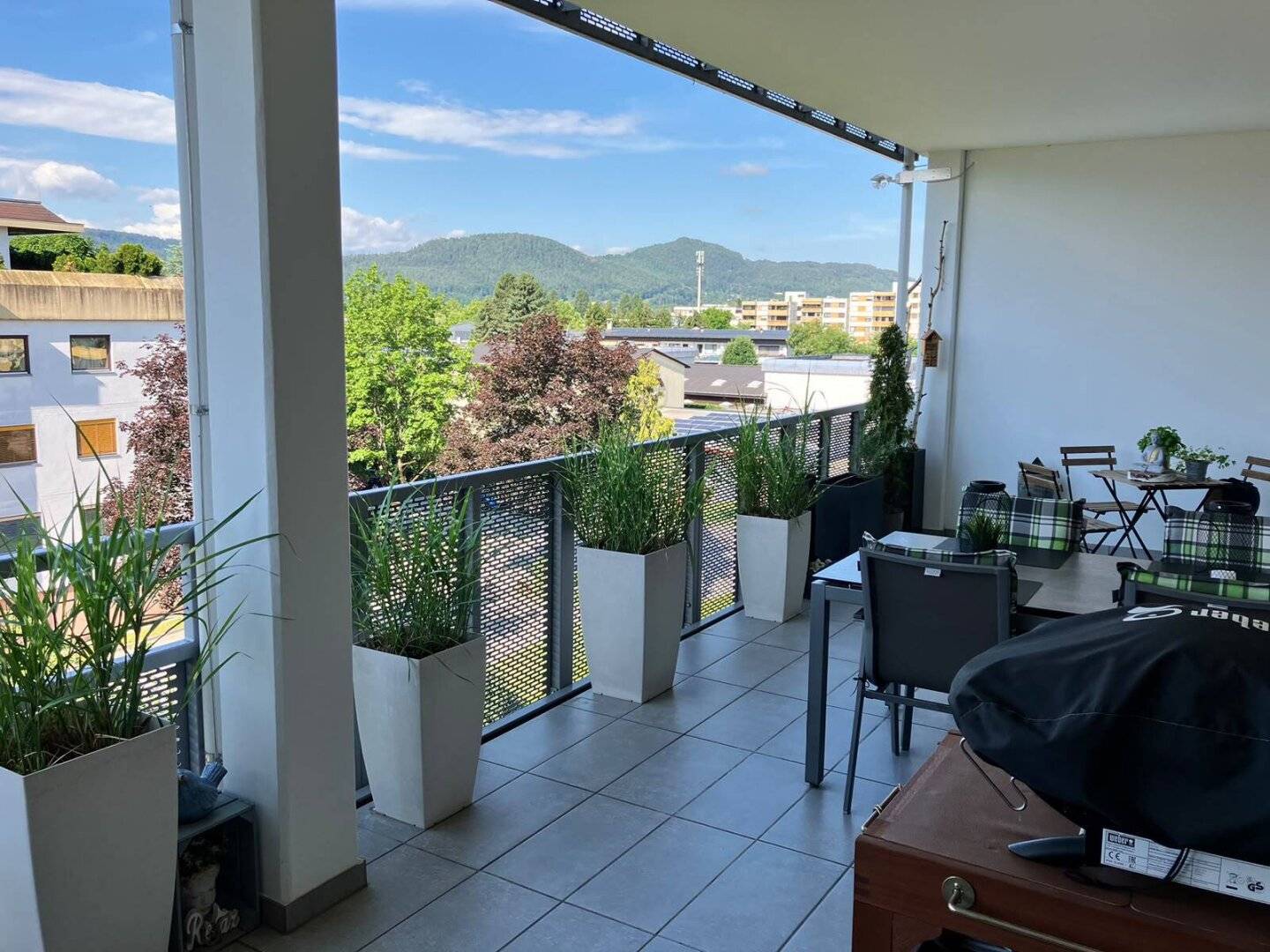 Helle Wohnung mit großzügiger Loggia und Einbauküche
