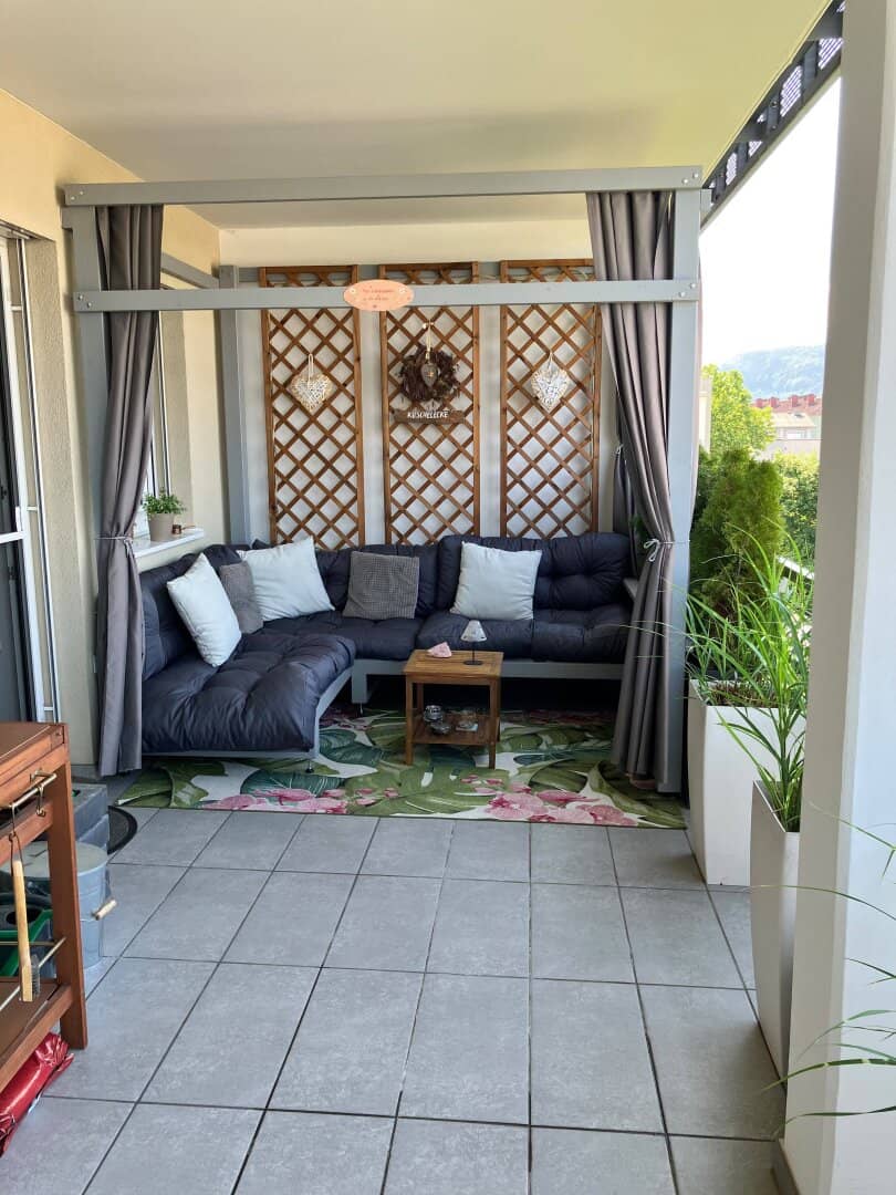 Helle Wohnung mit großzügiger Loggia und Einbauküche
