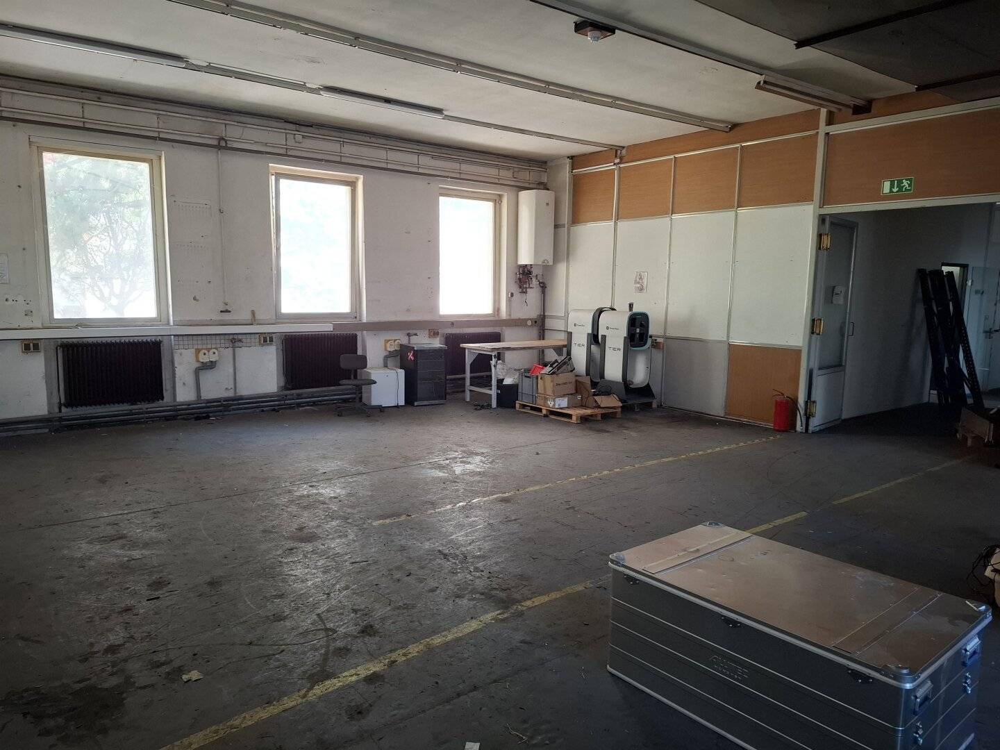 Warehouse with daylight and ground level access