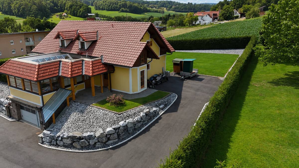 Großzügiges Familienhaus mit Pool Wintergarten und Garage