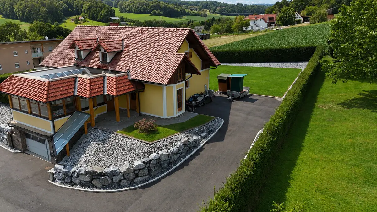 Großzügiges Familienhaus mit Pool Wintergarten und Garage