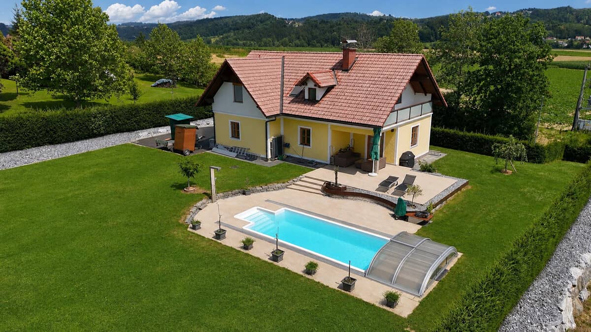 Großzügiges Familienhaus mit Pool Wintergarten und Garage