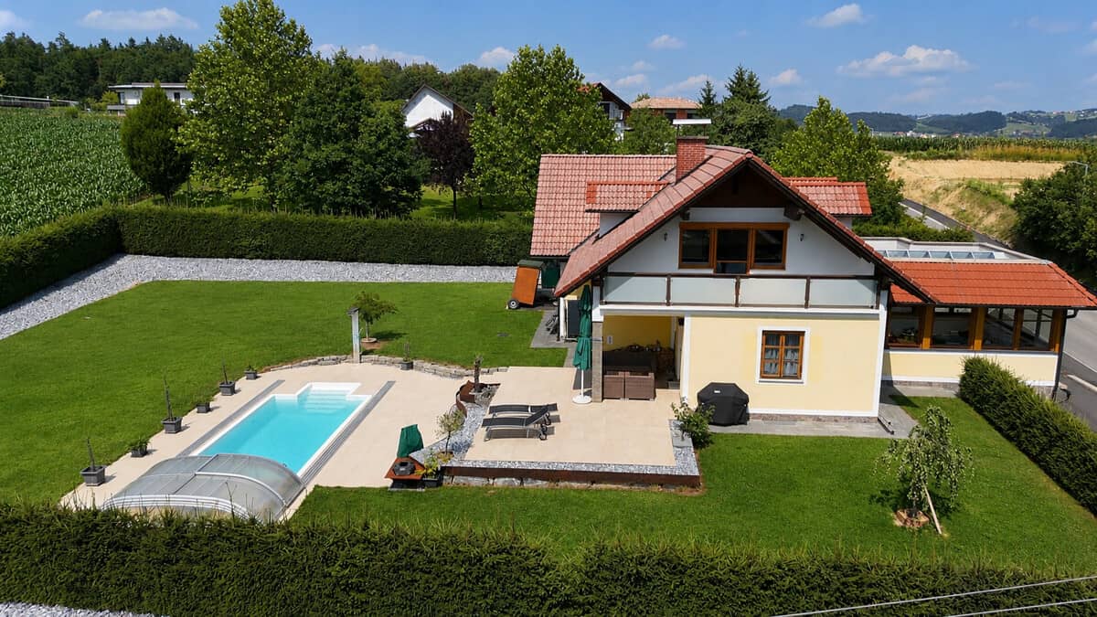 Großzügiges Familienhaus mit Pool Wintergarten und Garage