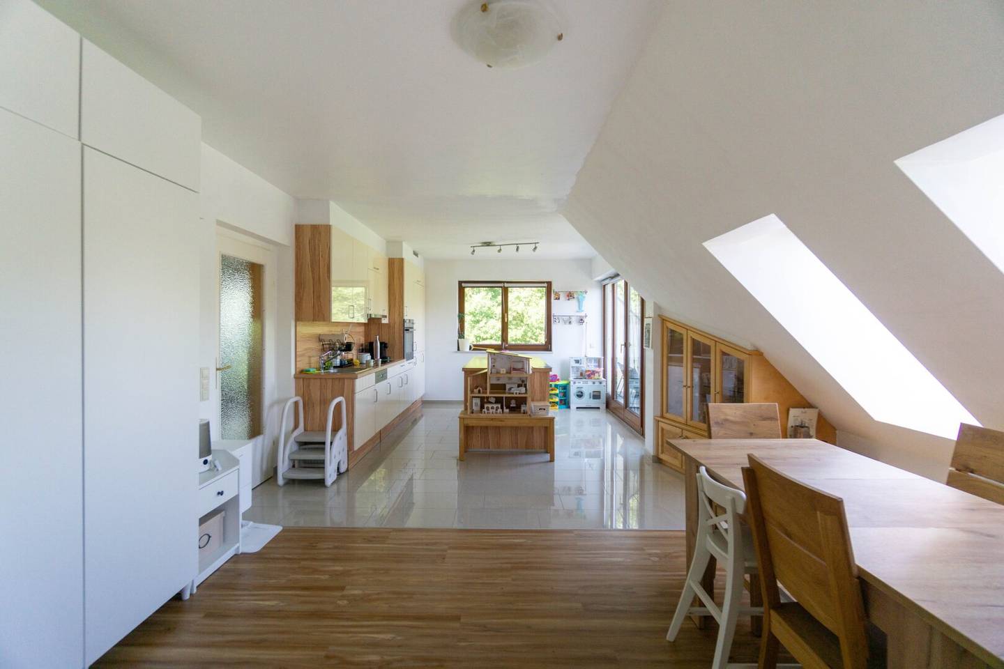 Dachgeschoßwohnung mit zwei Terrassen und Waldrandlage
