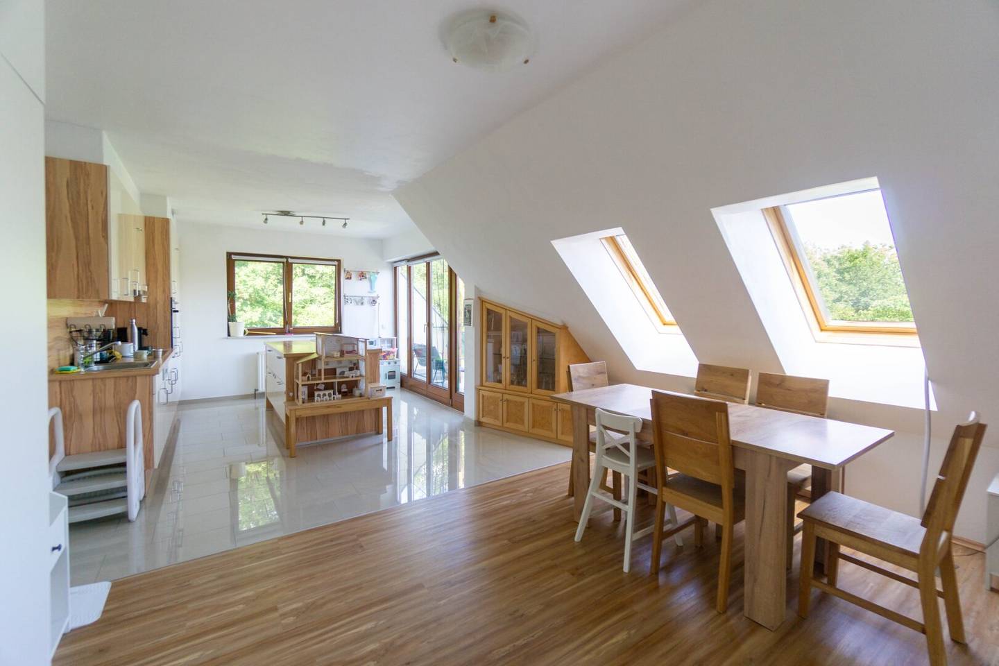 Dachgeschoßwohnung mit zwei Terrassen und Waldrandlage