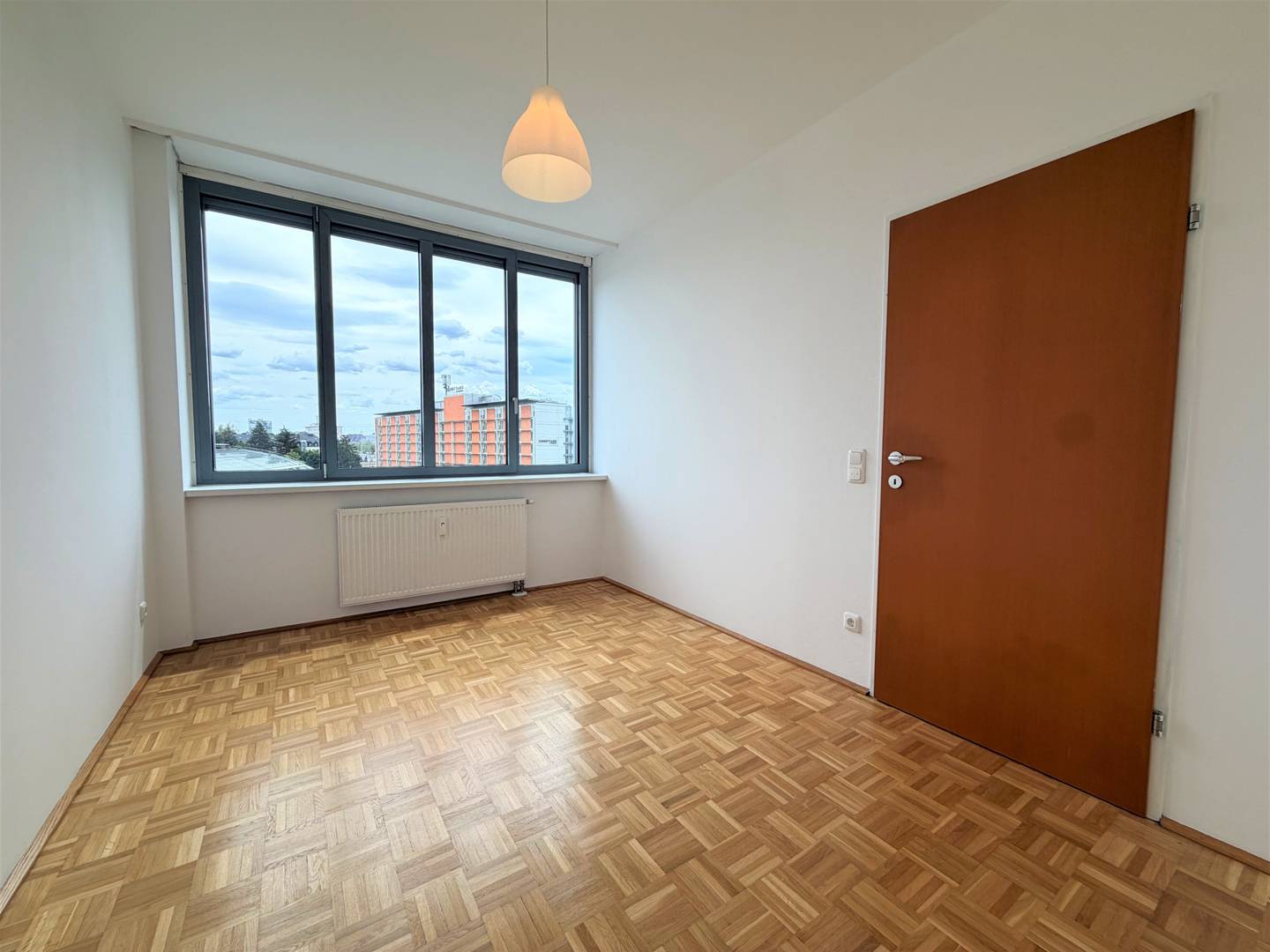 Quiet city apartment with air conditioning opposite the Design Center