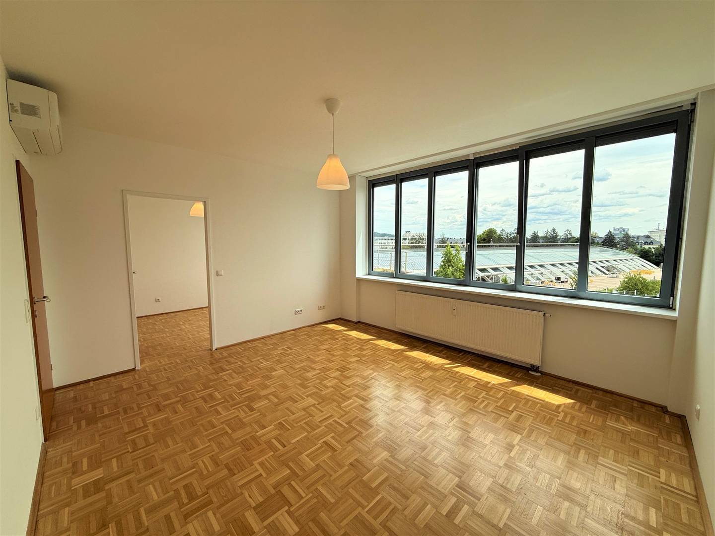 Quiet city apartment with air conditioning opposite the Design Center