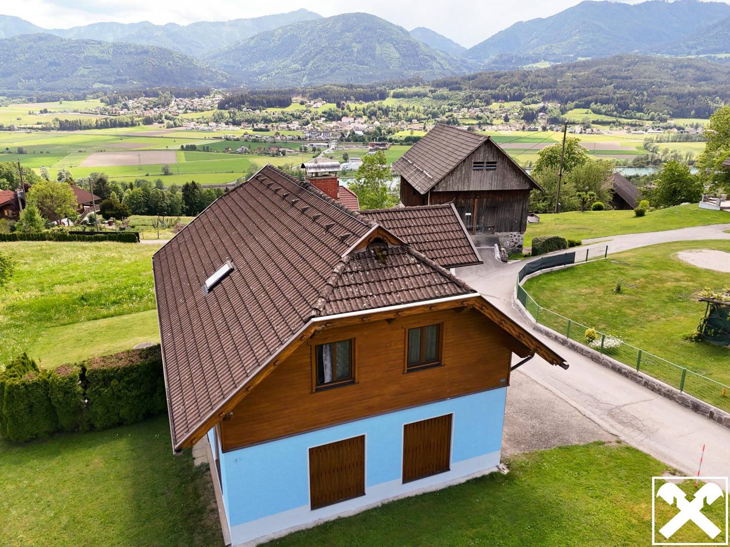 Gepflegtes Haus mit Panoramablick und Garten in sonniger Höhenlage
